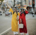Mắt kính , khăn choàng đầu chụp ảnh mặc áo dài Tết